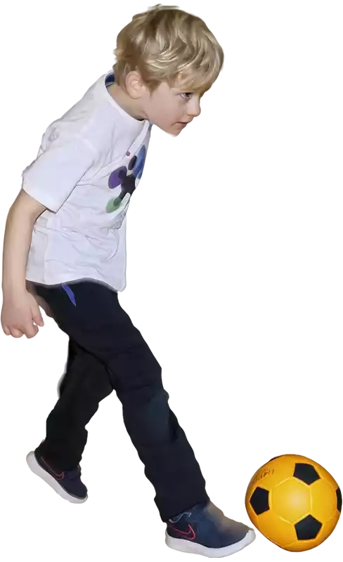 Dječak ispucava loptu